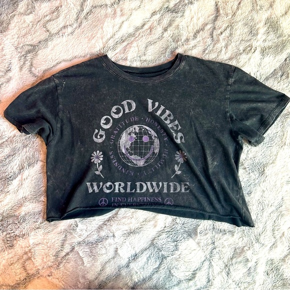 🚨Good Vibes Worldwide Hollister Crop-Top💜 - Picture 1 of 3